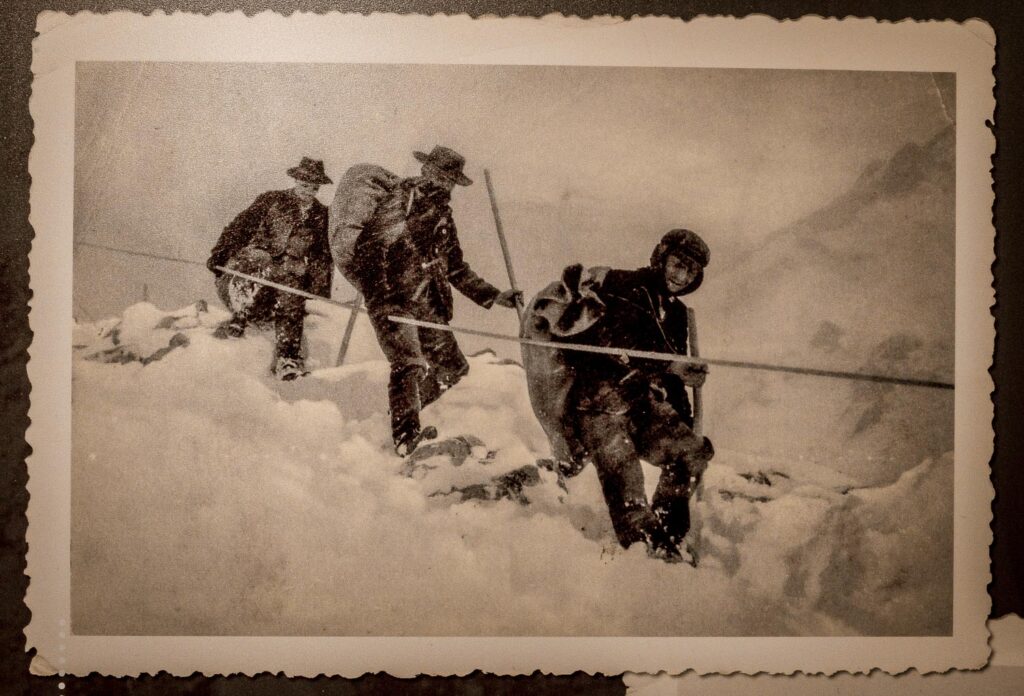 14_ Foto van smokkelaars in de winter, douanemuseum Châtel