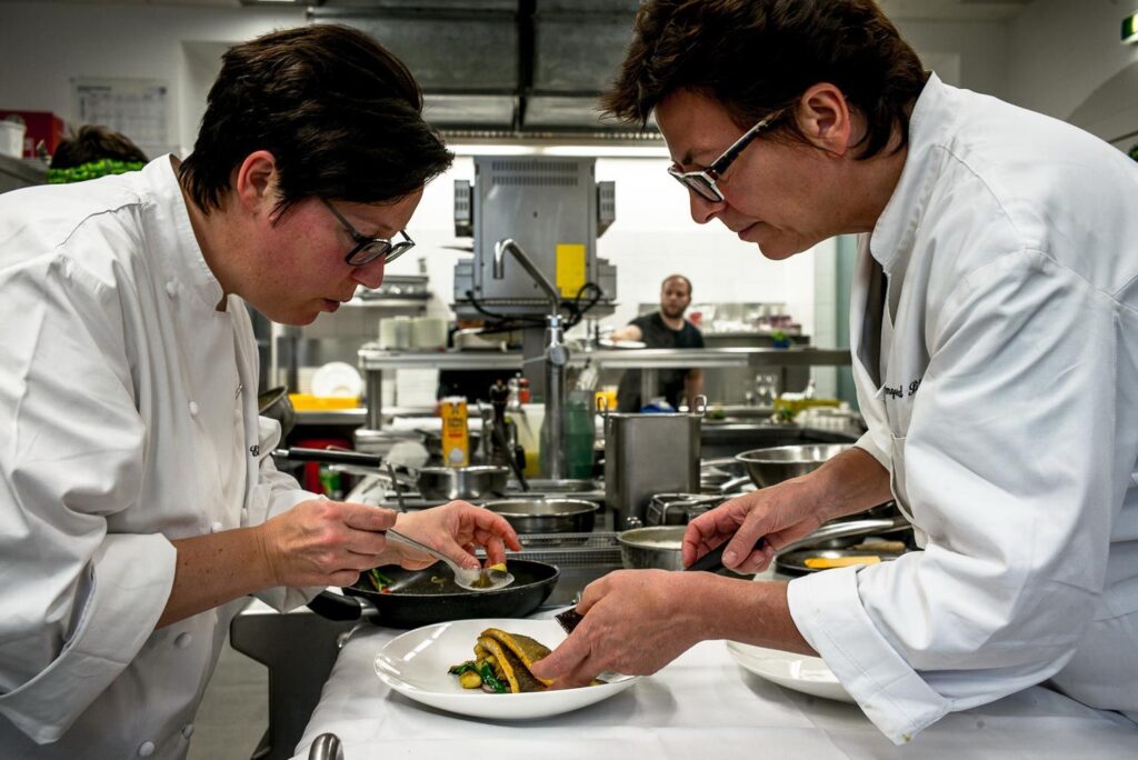 13_-De-dames-van-Sitzwohl-toveren-in-de-keuken-1
