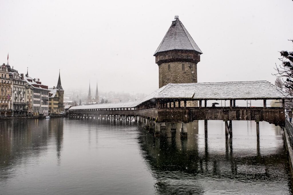 39_ Kapellbrücke, het veertiende eeuwse landmark van Luzern