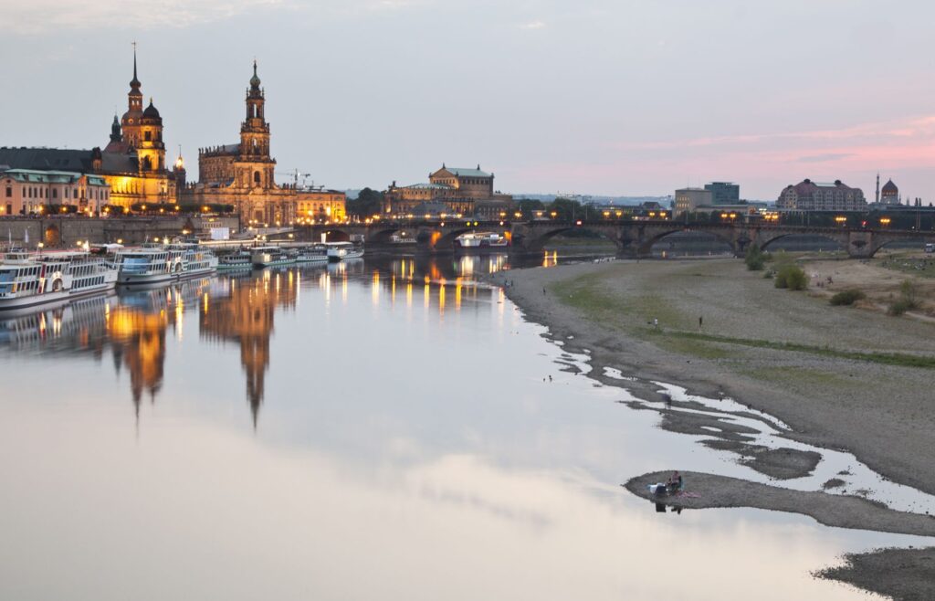 Dresden-Zicht-op-de-Elbe-oever-en-de-raderstoomboten5