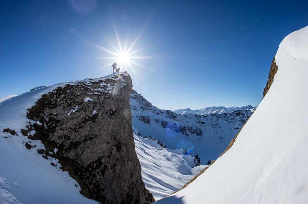 Schneeschuhwandern-Gottesacker-2-c-Dominik-Berchtold-Kleinwalsertal-Tourismus-eGen-_-Fotograf_-Dominik-Berchtold